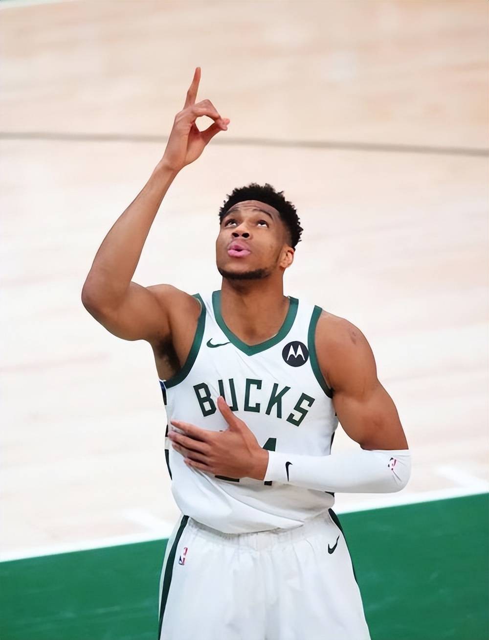 这大坏蛋！海港队庆祝夺冠时，蒋光太扒掉了古斯塔沃的裤子（庆冠夜笑翻场：海港队庆祝时，蒋光太恶作剧拉下古斯塔沃的球裤）