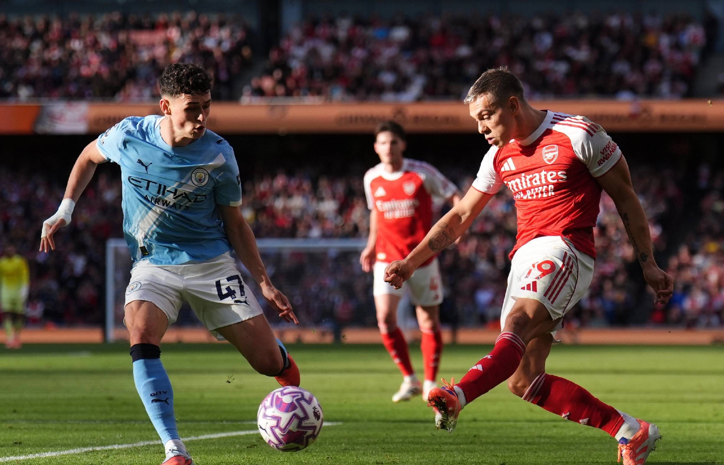 英媒：拜仁有意费耶诺德右后卫里德，但将面临英超俱乐部竞争（英媒称拜仁相中费耶诺德右后卫里德，恐遭英超球队争抢）