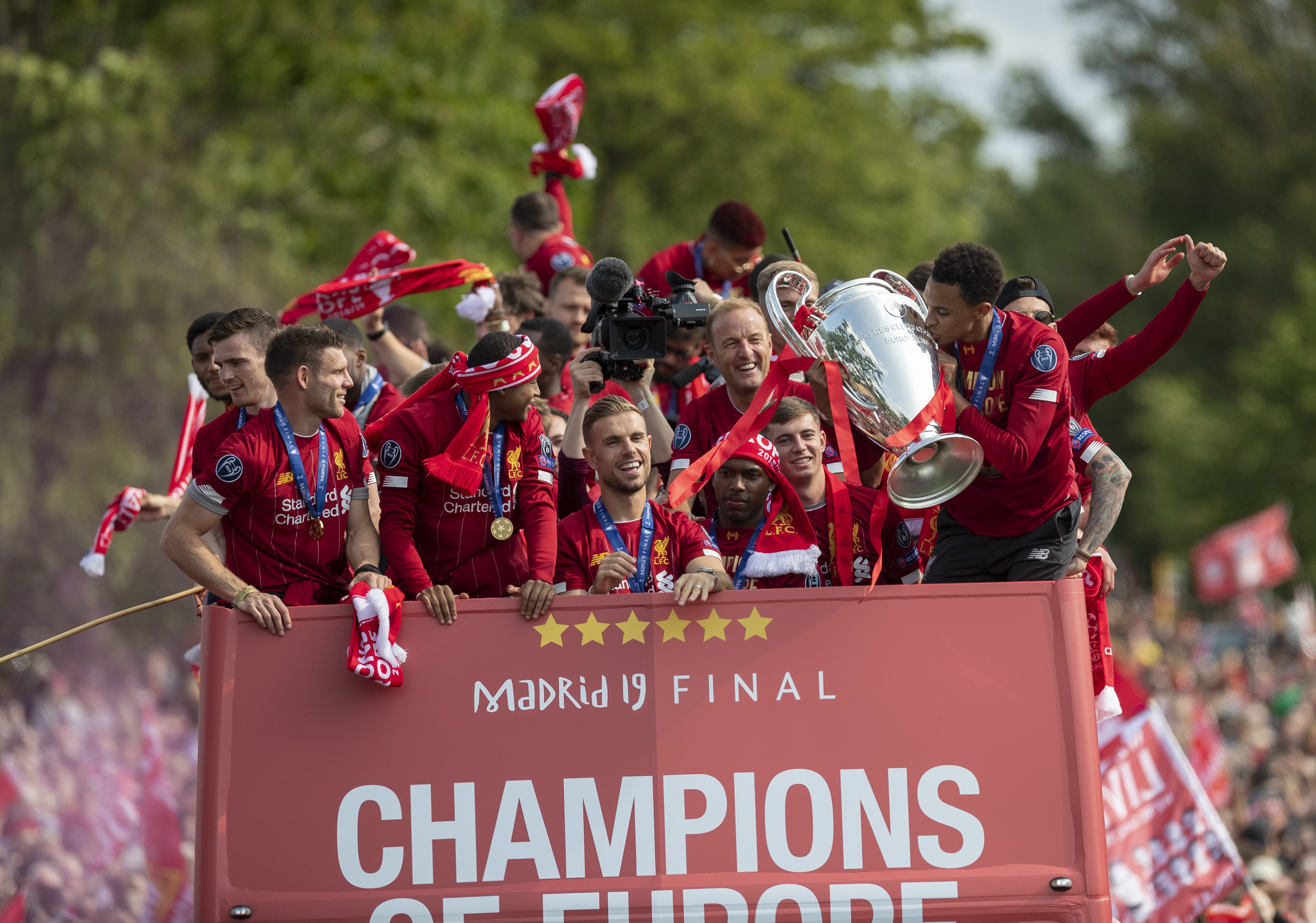 上海女排全锦赛夺冠 山东女排遗憾失利（上海女排捧得全锦赛冠军 山东女排抱憾落败）