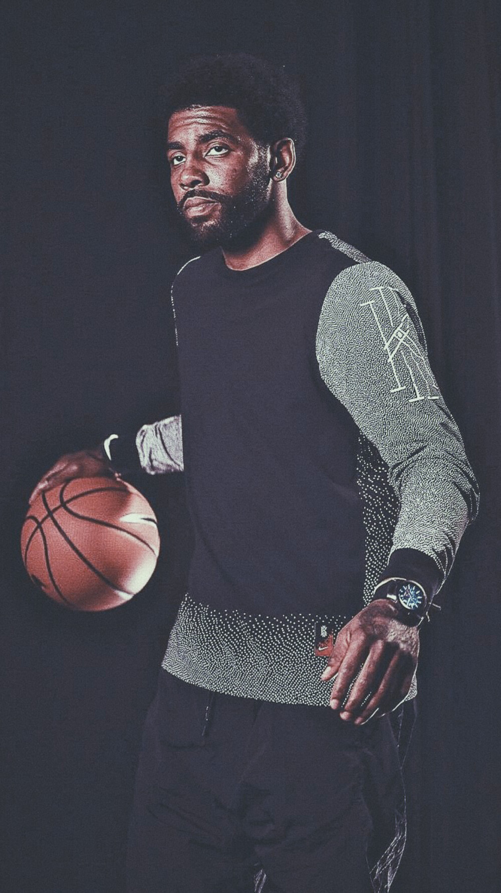 湖人官方社交媒体账号在比赛即将开始之际，发布了赛前入场照，引发球迷的关注和期待。（湖人官微晒赛前入场照，比赛临近引发球迷期待）