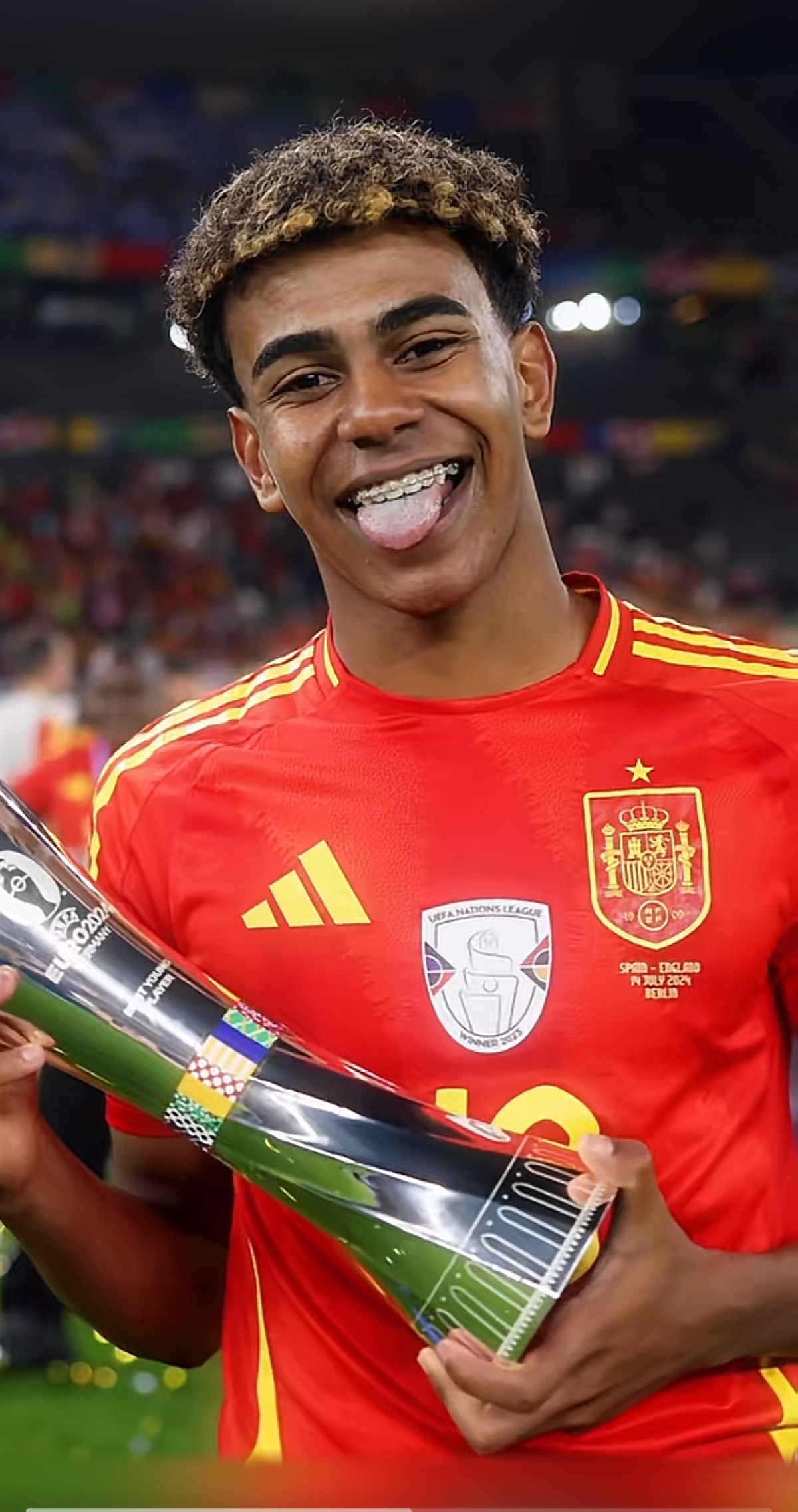 对阵快船SGA三节未过砍20分，连续98场比赛得到20+（战快船，SGA三节未满即取20分，20+连场纪录达98场）