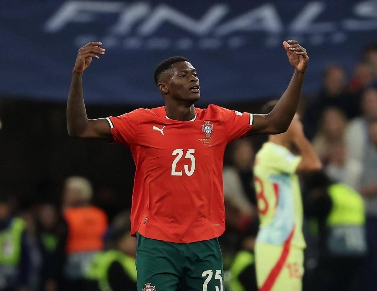 拉文半场表现不佳，得分与正负值双双垫底（拉文半场低迷，得分与正负值均为全队最低）