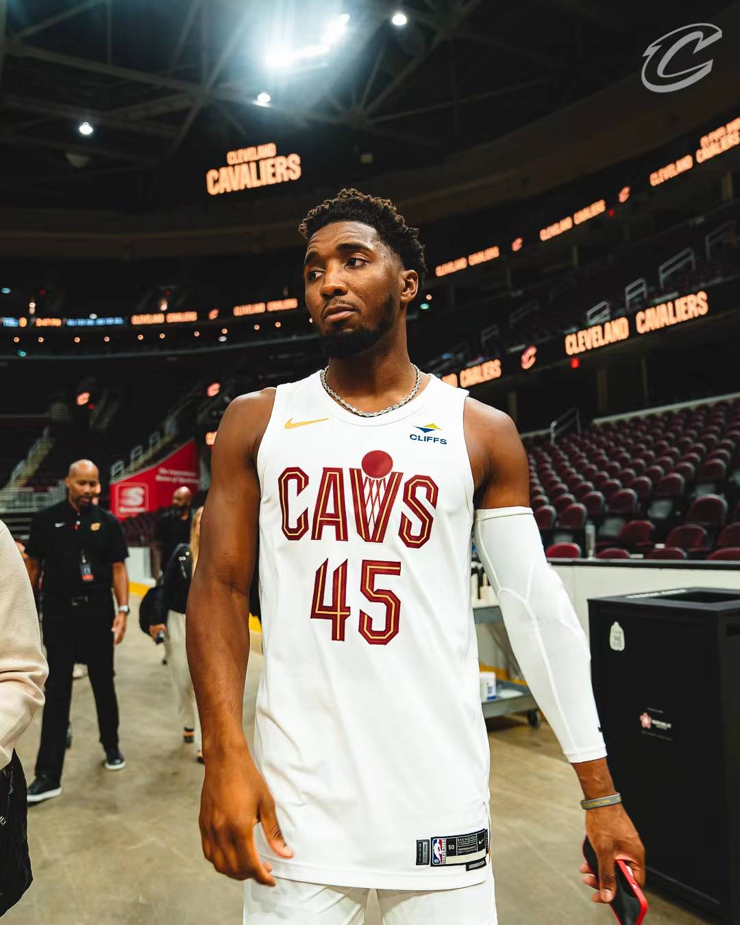 费城内线强势统治篮下（费城内线霸气掌控禁区）