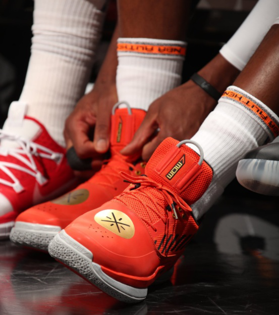 TA：埃利奥特融入维拉的进程较为缓慢，他需要更加沉着冷静（TA：埃利奥特融入维拉进展缓慢，仍需更冷静沉着）