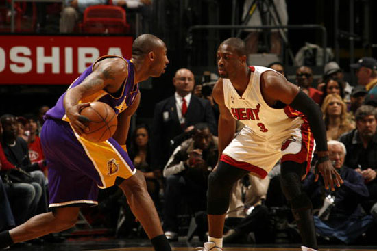 约维奇右手臂X光检查结果为阴性，将在明天接受核磁共振检查（约维奇右臂X光未见异常，明日接受核磁共振检查）