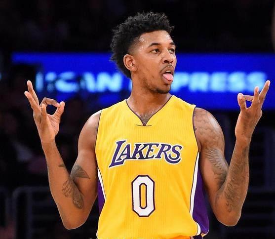 亨利：皇马半年就想换掉阿隆索太荒诞了，在那只会执教还不够（亨利：皇马仅半年就要换阿隆索太离谱，那里光会执教远远不够）