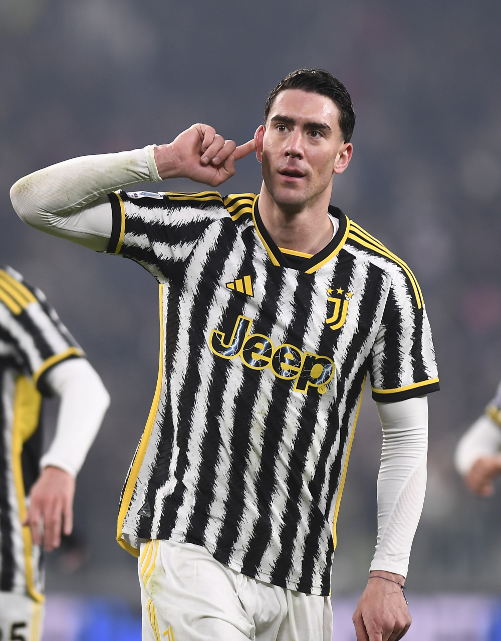 曼联将以1亿英镑的价格击败曼城，前锋签约已成定局，巴塞罗那的挖角行动也变得“认真”起来。（曼联拟砸1亿英镑压过曼城，前锋签约基本敲定，巴萨也认真投入争夺）