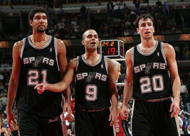 法甲裁判主管：卡马拉飞铲舍瓦利耶未染红，问题出在视频回放（法甲裁判负责人：卡马拉飞铲舍瓦利耶未被罚下，症结在VAR回放）