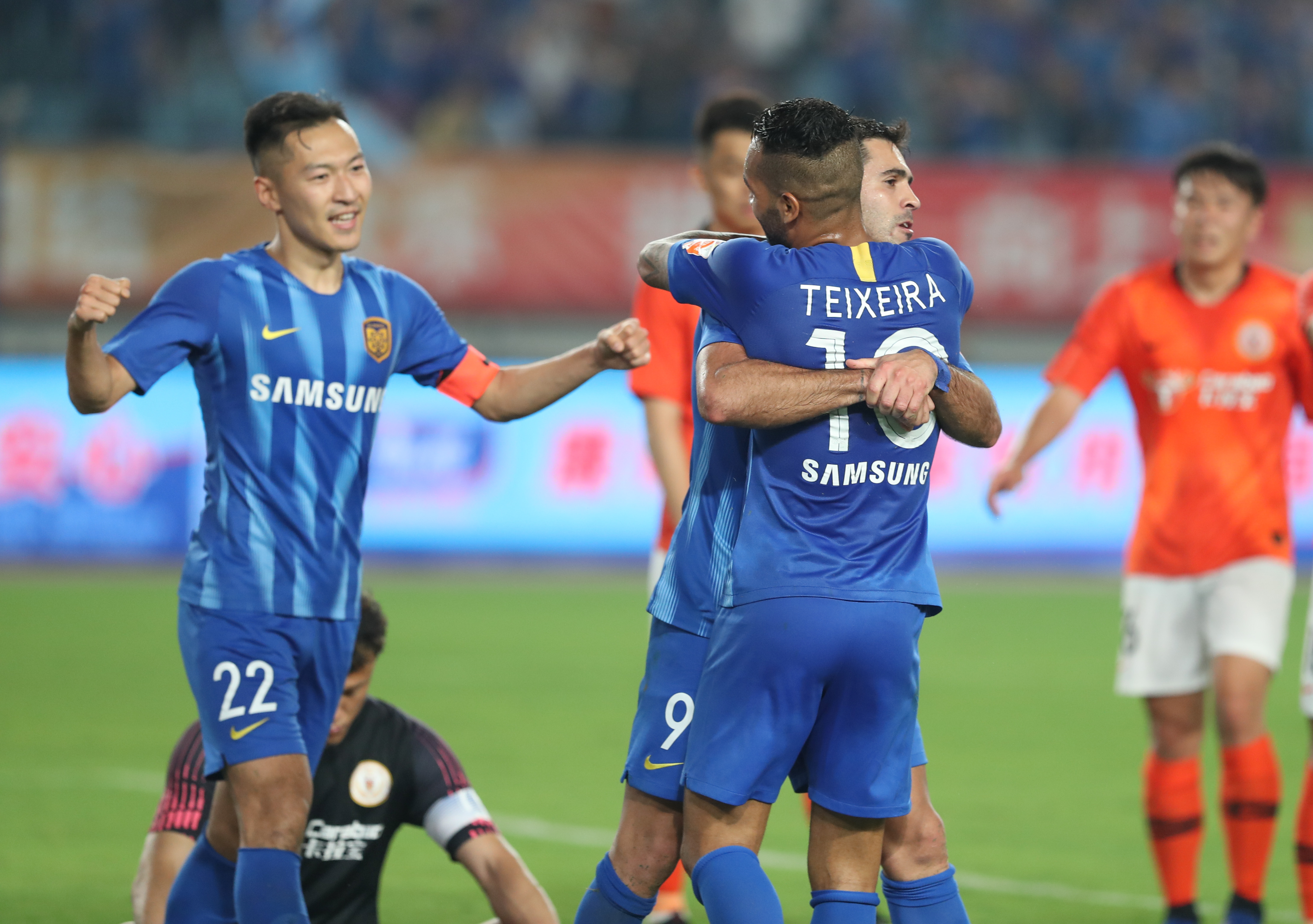 CBA：深圳男篮三分火力全开 主场击败上海（CBA：深圳男篮外线爆发，主场力克上海队）