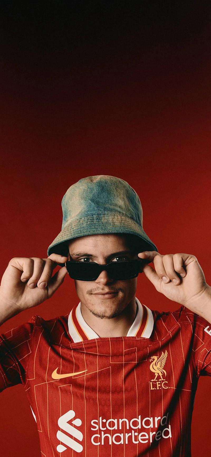 贝尔纳代斯基锁骨手术成功，恢复期约为六周（贝尔纳代斯基锁骨手术顺利完成，预计六周恢复）